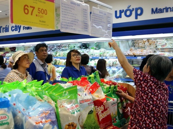 消費者在超市購買商品。（圖源：清武）