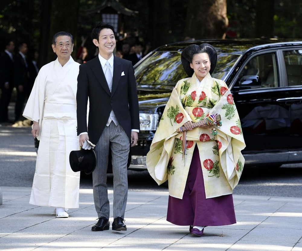 兩人抵達東京明治神宮舉行婚禮。（圖源：AP）