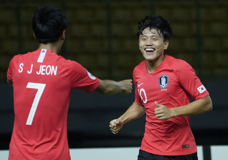 韓國隊Jeon Se-Jin進球後同隊友慶祝。