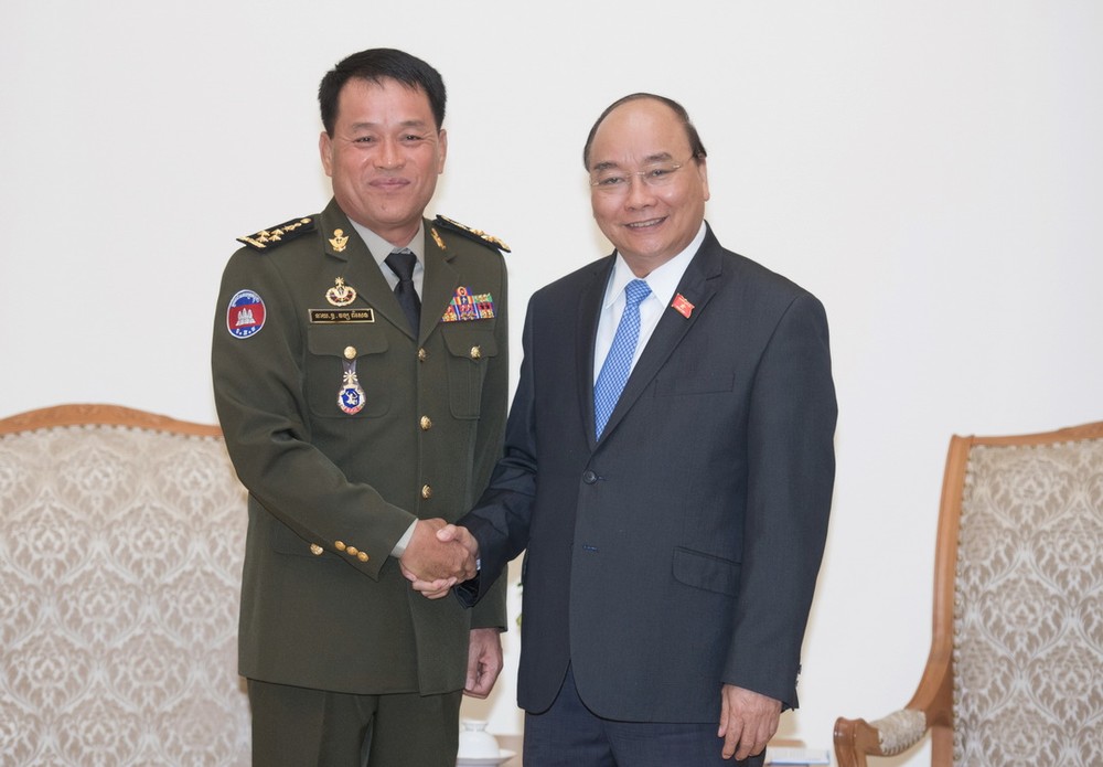 政府總理阮春福（右）接見柬埔寨皇家軍隊總司令馮批森大將。（圖源：光孝）