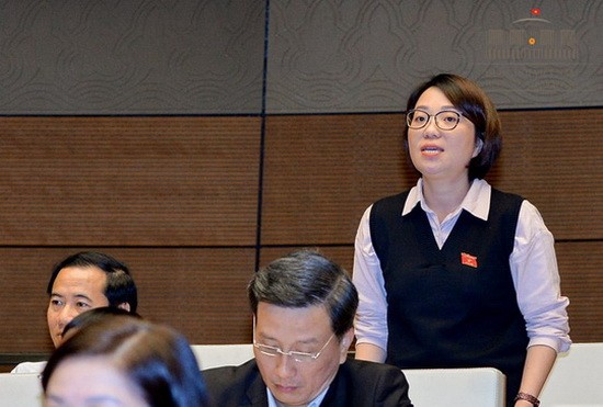 國會代表、富安省勞動與榮軍社會廳副廳長范氏明賢向教育與培訓部長馮春迓提出質詢。