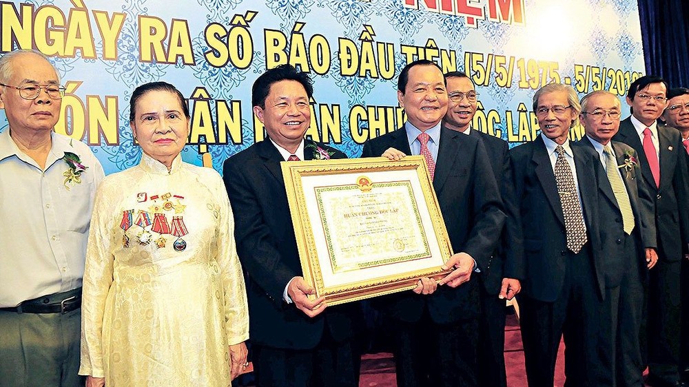 阮氏雲（七雲）同志出席《西貢解放報》成立35週年紀念儀式及獲授予三等勞動勳章。