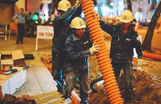 工人正把電線埋入地下。（圖源：清武）