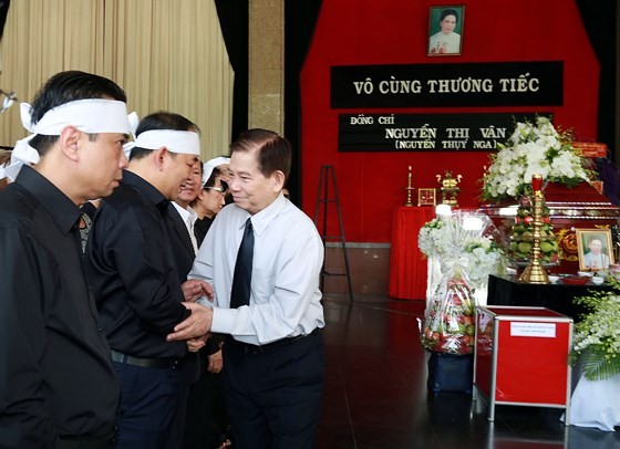 原國家主席阮明哲慰問阮氏雲同志的家屬。