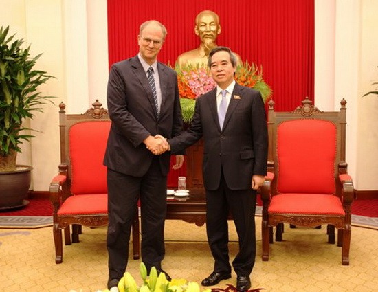 中央經濟部長阮文平接見德國駐越南大使克里斯蒂安‧貝格爾。（圖源：越通社）
