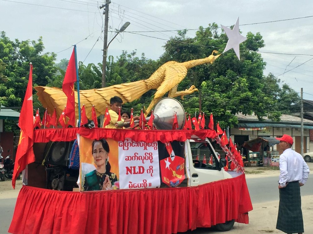 緬甸全國民主聯盟(民盟)支持者在街頭爭取民眾支持。（圖源：路透社）