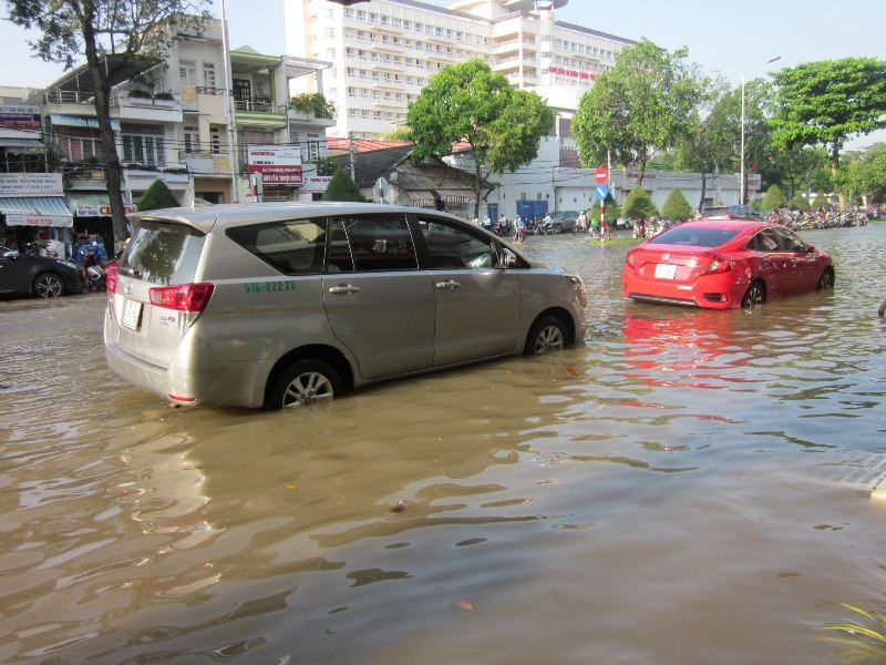國家水文氣象預報中心：未來數天南部潮汛洪水上漲。圖為10月份上旬芹苴市大部份街道被淹沒在潮水中。（圖源：芹苴報）