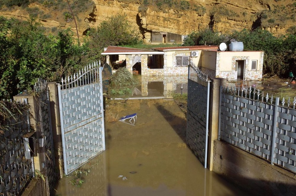 意大利西西里島洪災致 10 人死亡。圖為一戶9口罹難的家園一片狼藉。（圖源：AP）