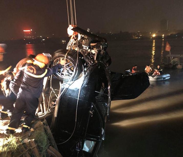 救災救護隊員們將墜河的汽車打撈上岸。（圖源：交通報）