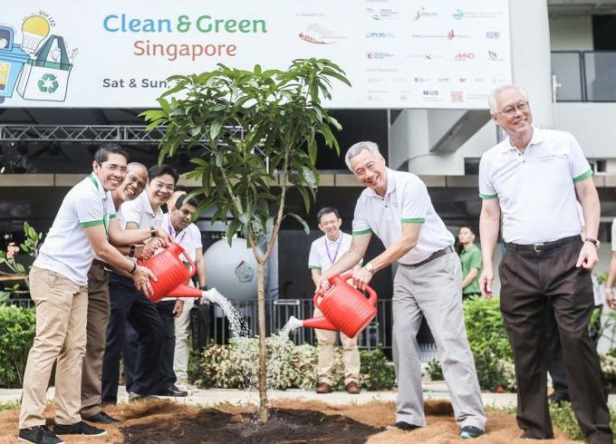 新加坡總理李顯龍（右二）在“清潔與綠化新加坡”活動時與其他政要一同為新加坡種植一棵新樹。（圖源：互聯網）