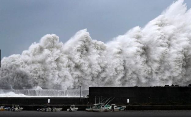 當地時間9月4日，25年來威力最強的颱風“飛燕”登陸日本西部，帶來強風和強降雨，至少造成7人喪生，逾百人受傷，逾百萬戶停電，關西國際機場更因淹水關閉，數百航班取消。（圖源：Getty Images）