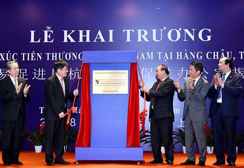 政府總理阮春福（右三）出席貿易促進辦事處開業儀式。（圖源：光孝）