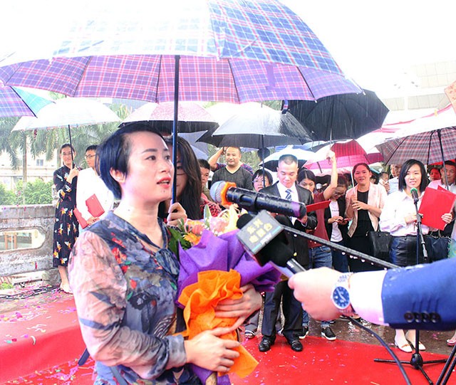 通過越南芒街與中國東興兩個國際口岸進出境的第一千萬遊客袁燕(音)女士回答記者的採訪。