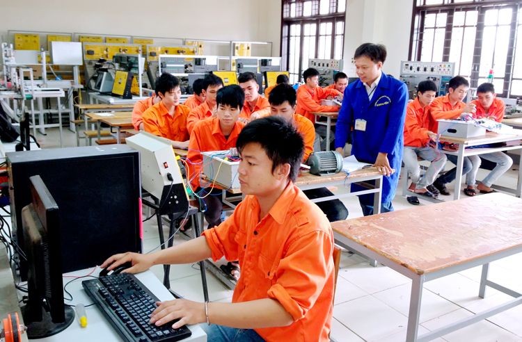 越德技工高等院校學生在電工機械實習室內進行實習。（示意圖源：互聯網）