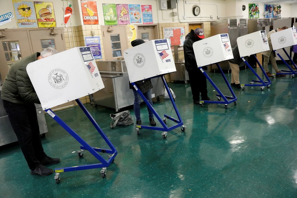 美國中期選舉6日拉開帷幕，選民正在投票。（圖源：路透社）