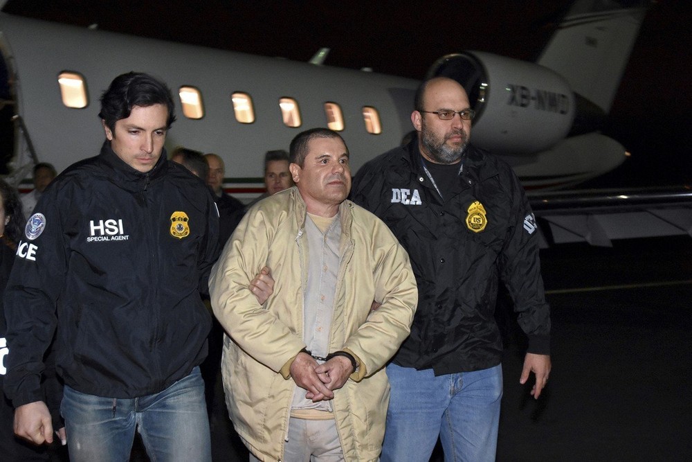 墨西哥大毒梟“矮子”古茲曼（中）在墨西哥曾兩度越獄，2017年被引渡到美國。（圖源：AP）