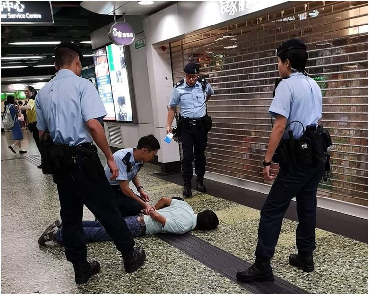 男子中槍後隨即倒地被增援警員制服拘捕。（圖源：互聯網）