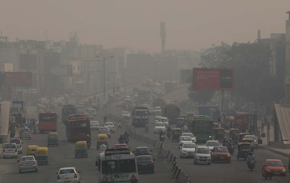 經歷了7日一晚上的排燈節鞭炮“洗禮”後，印度首都新德里8日陷入嚴重的空氣污染。（圖源：互聯網）