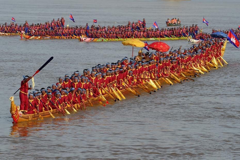 當地時間11月12日，柬埔寨波羅勉省，由柬埔寨一個團隊打造的龍舟亮相湄公河上。這艘龍舟全長87.3米，可容納179人，打破了吉尼斯世界紀錄，躍升世界第一長龍舟。（圖源：互聯網）