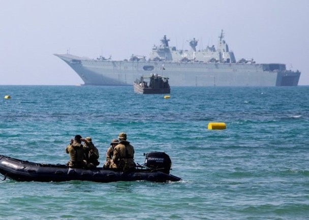 澳洲海軍兩棲攻擊艦阿德萊德號（後）抵達莫爾茲比港。（圖源：互聯網）