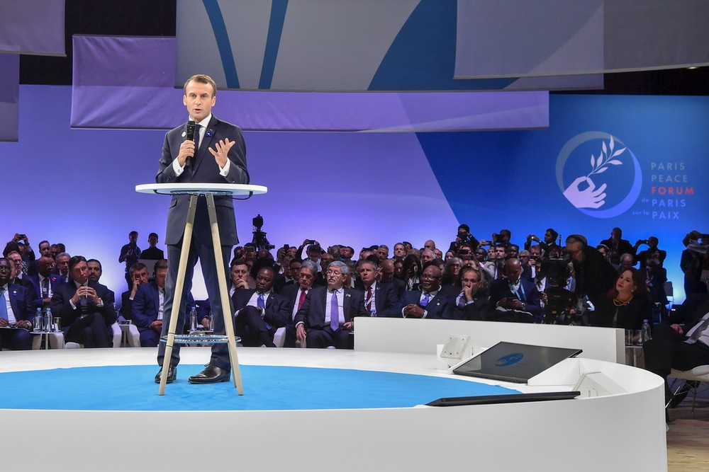 法國總統馬克龍在巴黎和平論壇上致辭。（圖源：新華網）
