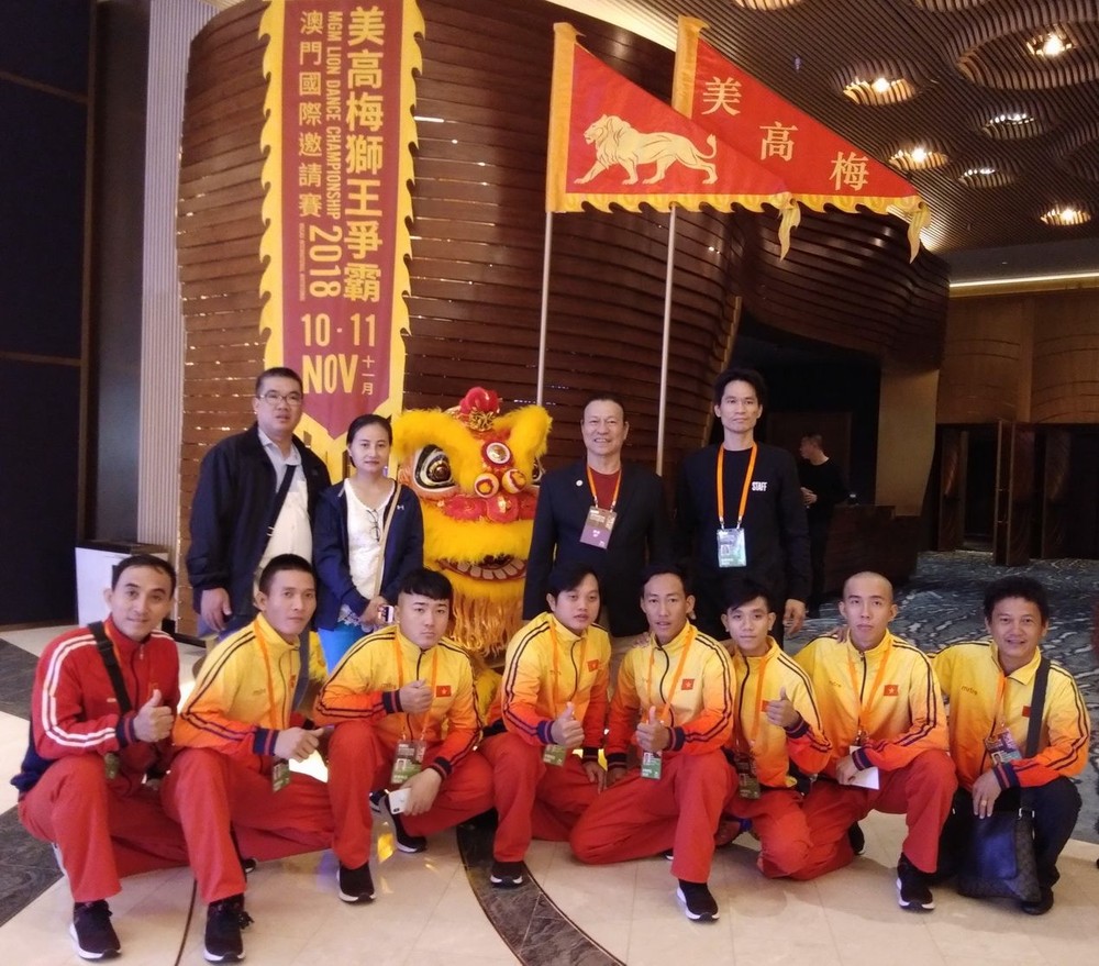 仁義堂龍獅團團長劉劍昌(後排右二)與 隊員們獲勝後合照。