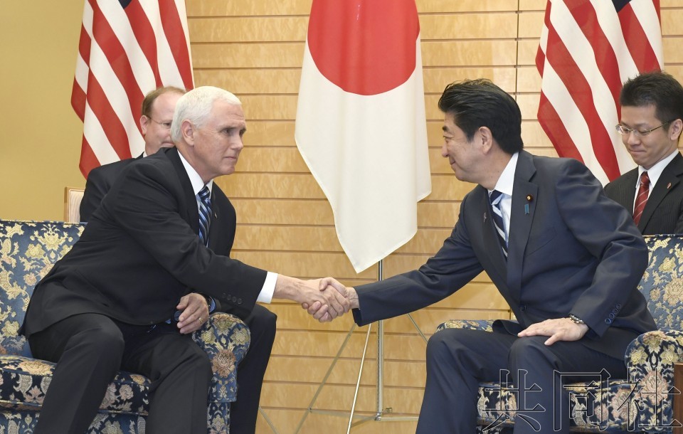 日本首相安倍晉三（右）13日與美國副總統彭斯會談。（圖源：共同社）