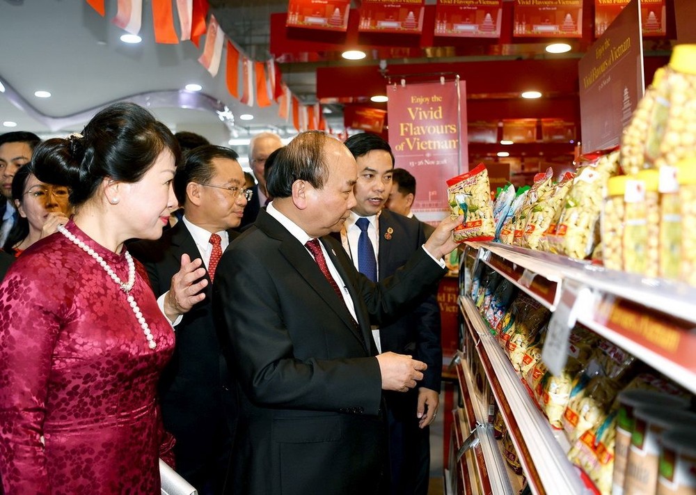 阮春福總理參觀“越南產品週”展位。（圖源：越通社）