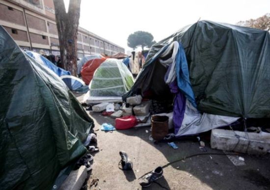 位於羅馬迪布勒迪納火車站曼蘇爾廣場的難民非法宿營地。（圖源：互聯網）
