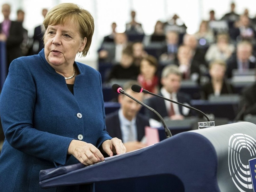 德國總理默克爾在歐洲議會發言，支持建立歐洲軍隊。（圖源：AP）