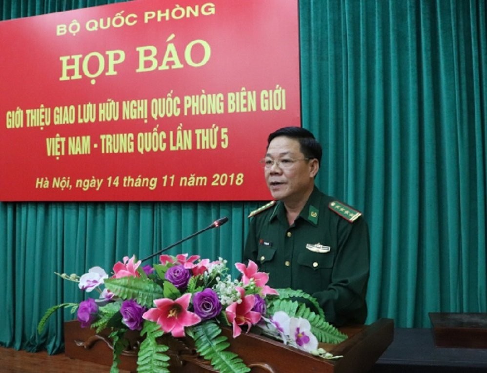 越南邊防部隊政治副主任文玉桂大校在新聞發佈會上回答記者提問。（圖源：曰何）