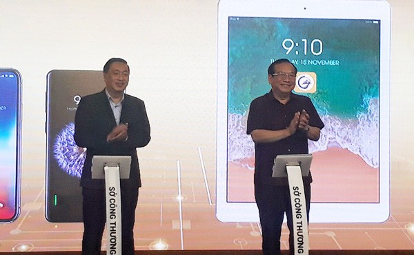 市工商廳長范成堅（左）在iSCT與SaleNOW應用程式公佈儀式上按鈕啟動後鼓掌祝賀。（圖源：VOV）