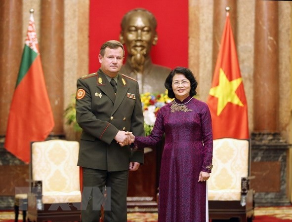 國家副主席鄧氏玉盛（右）接見白俄羅斯國防部長拉夫科夫。（圖源：越通社）