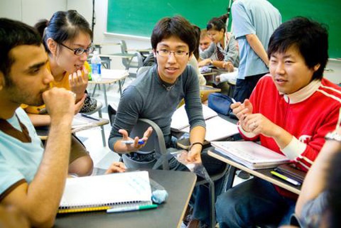 越南留美大學生對美國經濟作出逾 8 億美元貢獻。圖為美國某所大學的國際留學生在課堂上分組討論課題。（示意圖源：互聯網）