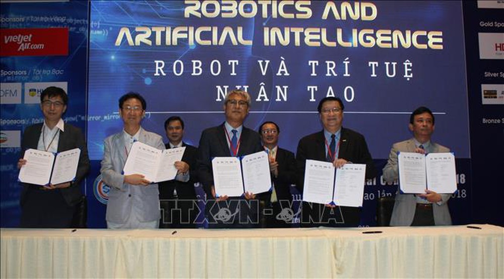 市高新技術園區管委會與若干國內外合作夥伴簽訂有關機器人與人工智能技術聯合發展備忘錄。（圖源：越通社）