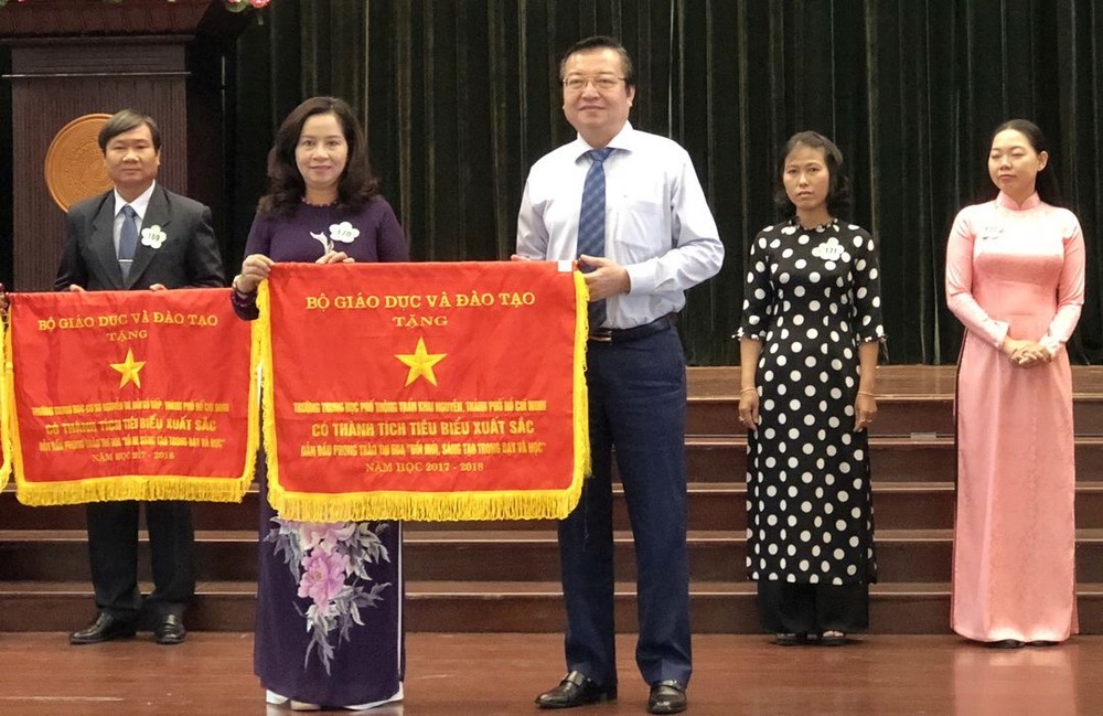 陳開源高中學校榮獲出色錦旗。