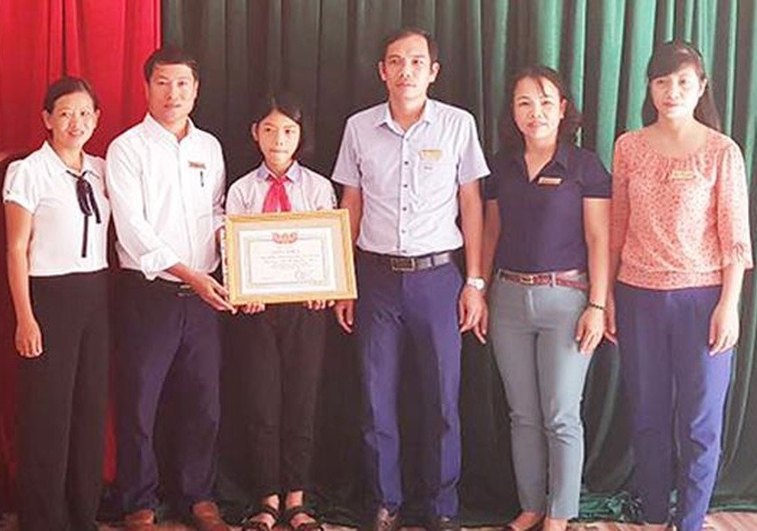 拾金不昧的八年級女生小林（左三）獲表彰與獎勵。（圖源：武慶）
