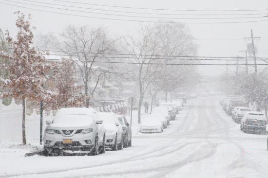 紐約市皇后區一處街道白雪皚皚。（圖源：互聯網）