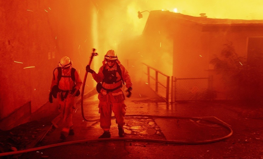 美國加州北部遭野火重創，救援人員17日發現另8具受害者遺骸，使死亡人數增至71人，失蹤人數也一路飆高破千。 （圖源：AP）