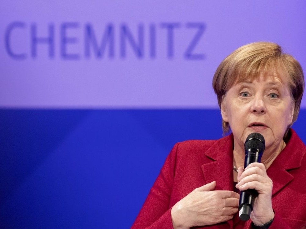 德國總理默克爾當地時間16日表示，德國的難民政策應更多從源頭解決難民問題，政府應在幫助移民融入社會等方面加大投入。（圖源：AP）
