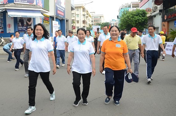 市委副書記武氏蓉（前中）與富潤郡居民一起參加“為窮人同行”徒步活動。