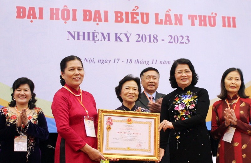 越南兒童權維護協會榮獲國家副主席鄧氏玉盛（右二）頒授國家主席的三等勞動勳章。（圖源：安輝）