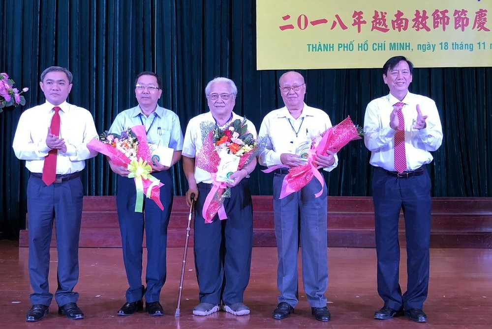 市華文教育輔助會向市華語教師俱樂部的3位顧問老師贈送鮮花祝賀。