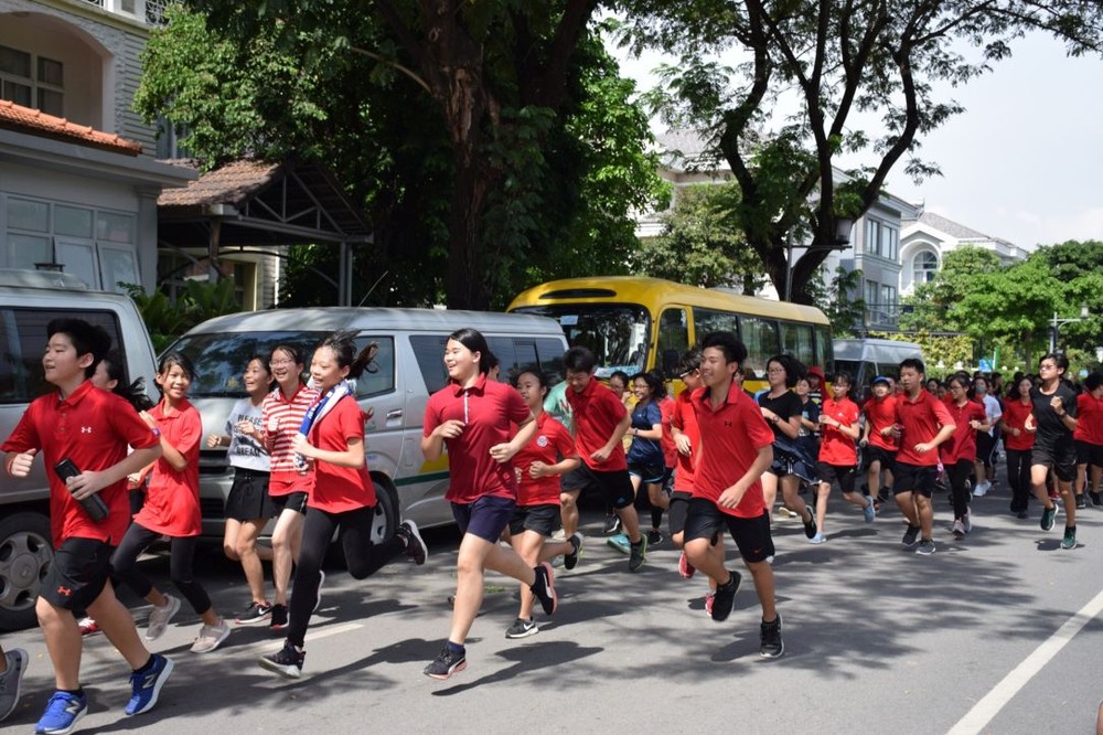 學生參加迷你馬拉松賽慶祝校慶。