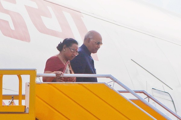 印度總統與夫人抵達峴港機場。（圖源：阮冬）
