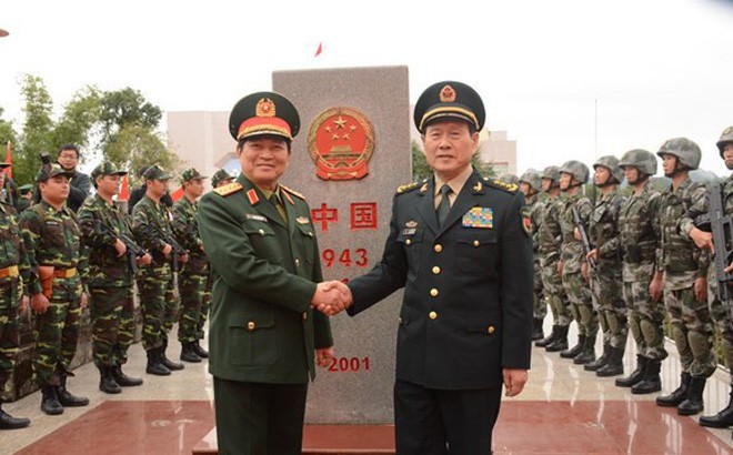我國國防部長吳春歷大將（中左）與中國國防部長魏鳳和上將在越中邊境943(1)號界碑之處合照。（圖源：仲海）