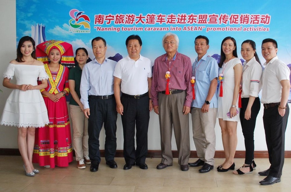 南寧旅遊宣傳促銷團代表與本地旅行社合照留念。