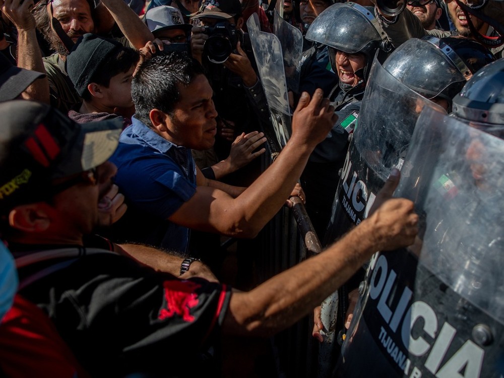 抗議人高呼著“反對入侵”口號走上街頭，但在抵達移民營地前與墨西哥防暴警察發生衝突。（圖源：VCG）