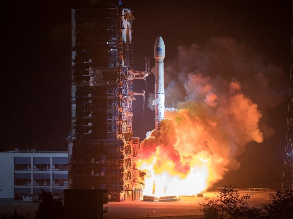中國以長征三號乙運載火箭，成功發射第42、43個導航衛星。（圖源：新華社）