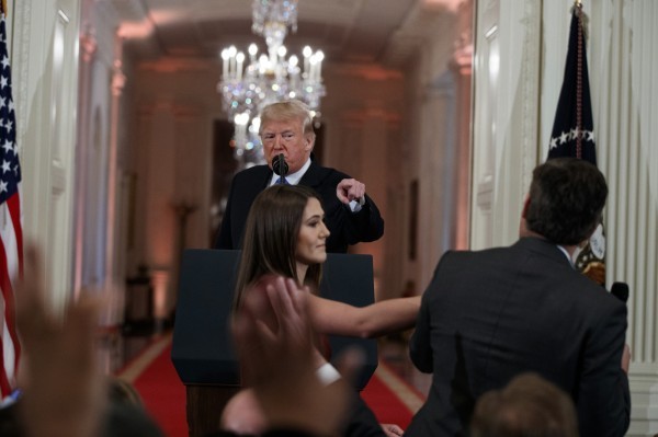 美國有線電視新聞網(CNN)記者吉姆‧阿科斯塔（右）本月7日在白宮記者會上，一度被特朗普要求閉嘴和吊銷其白宮採訪證。（圖源：AP）